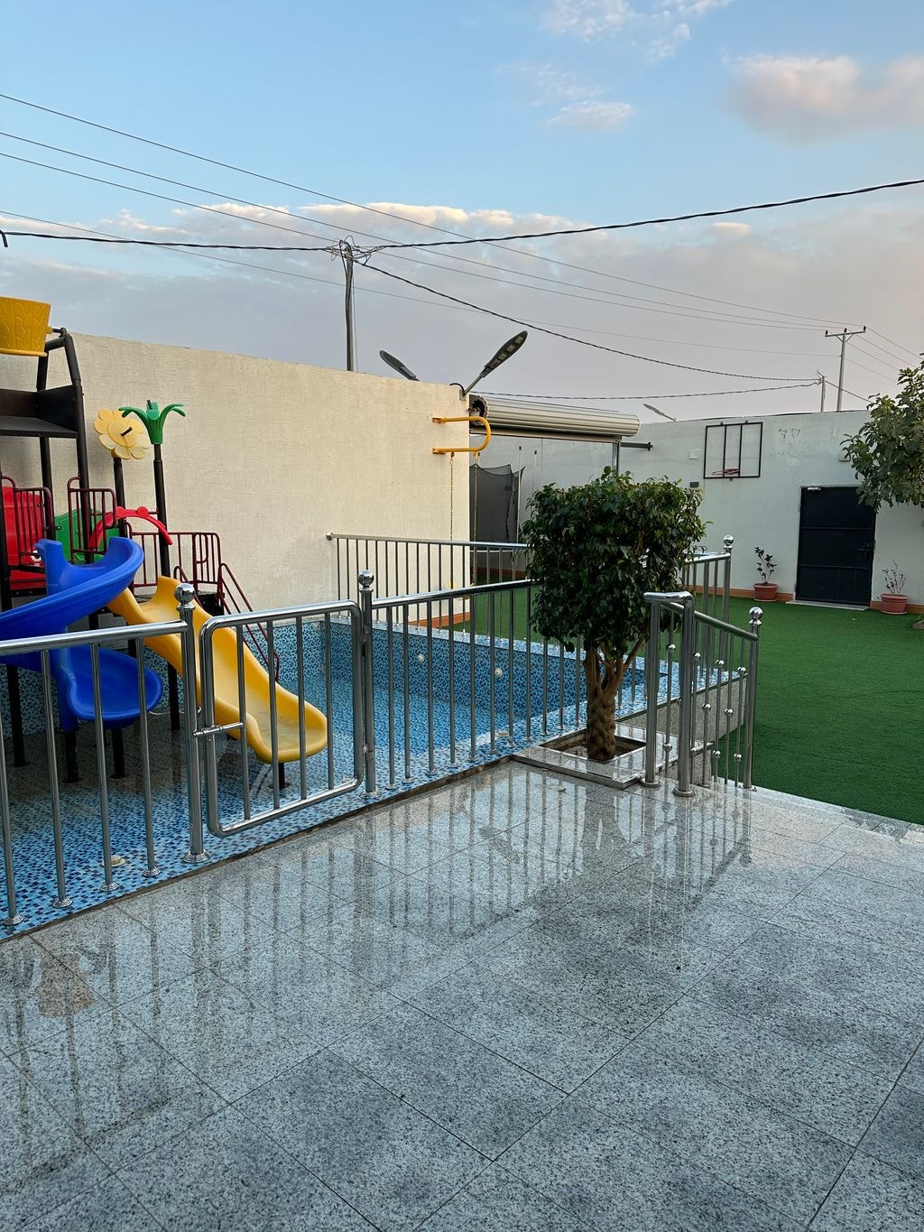 شاليه بجلسة تطل على مسبح خارجي 3